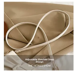 Détail de la bandoulière réglable et du nœud décoratif sur un sac à main blanc plissé