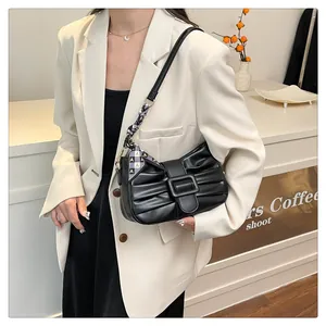 Sac à main plissé noir avec boucle carrée et foulard en soie décoratif élégant