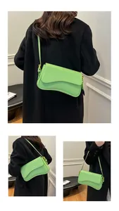 Détail du sac croissant vert néon à relief crocodile et fermoir magnétique doré