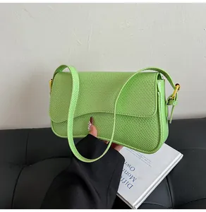 Détail de la texture motif crocodile vert vif sur un sac à main élégant pour femme