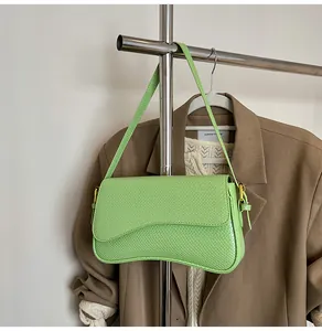 Gros plan détaillé de la texture imitation serpent vert clair sur un sac bandoulière