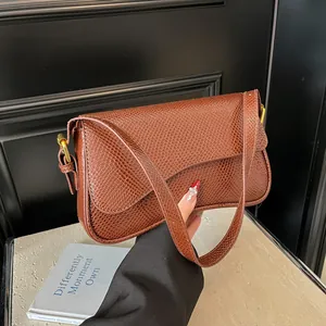 Sac sous le bras marron vintage à rabat motif serpent pour femme automne.