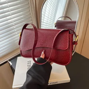 Sac à bandoulière élégant bordeaux à texture peau de serpent et détails dorés