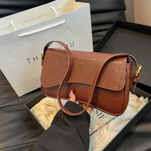 Sac baguette marron effet crocodile avec rabat magnétique doré et emballage cadeau