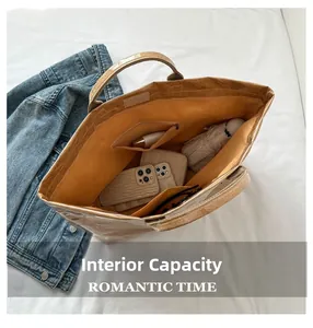 Capacità interna della borsa vintage in carta Dupont con ampio spazio per gli oggetti