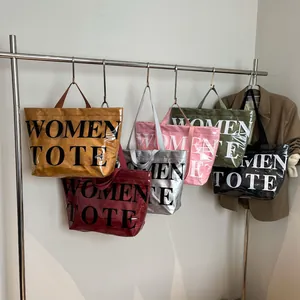 Große Damen-Tragetaschen in sechs Farben mit minimalistischem Schriftzug für Pendler