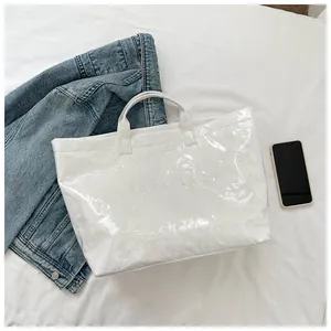 Dettaglio della borsa tote bianca in carta impermeabile con texture stropicciata e scritte
