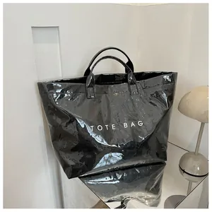 Borsa tote nera lucida con stampa TOTE BAG bianca e manici robusti per uso quotidiano