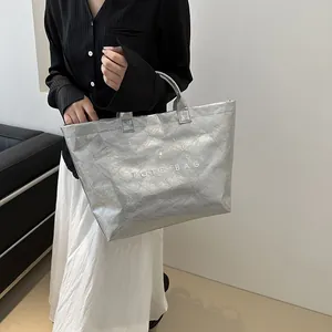 Borsa tote argento in carta DuPont con stampa TOTE BAG per lo shopping alla moda delle donne
