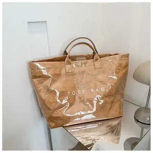 Borsa tote in carta stropicciata marrone con rivestimento in PVC impermeabile e scritta
