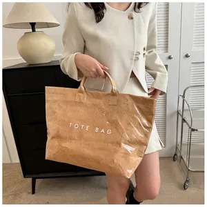 Dettaglio della borsa tote impermeabile in Tyvek con scritte e texture stropicciata