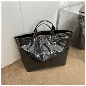 Borsa tote in carta Tyvek nera lucida con scritte bianche per ufficio e shopping