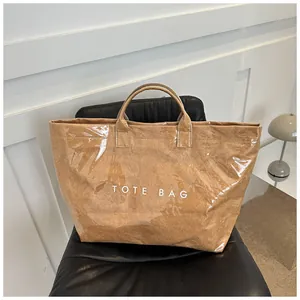 Dettaglio della borsa tote in carta impermeabile con rivestimento in PVC e stampa TOTE BAG