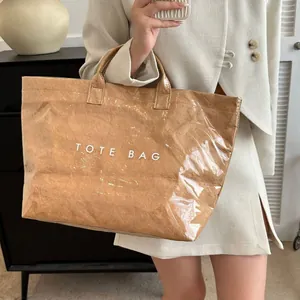 Borsa tote in carta Tyvek marrone con strato impermeabile e scritte stampate