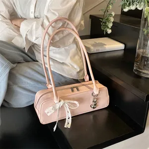 Sac baguette en cuir verni rose avec nœud en dentelle et pendentif cœur