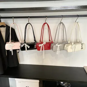 Sacs baguette minimalistes en cuir verni en cinq couleurs avec détail nœud en dentelle