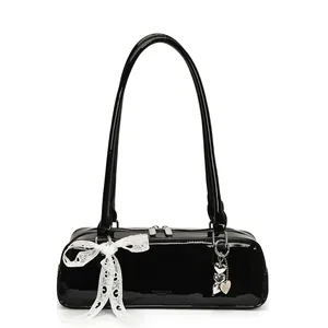Sac bandoulière minimaliste en cuir verni noir avec nœud en dentelle et pendentif cœur