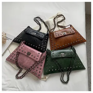 Vue de dessus de sacs portés épaule rétro cloutés en noir brun rose et vert avec chaînes