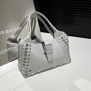 Borsa a mano grigio argento in pelle litchi con borchie argentate e fibbia stile biker
