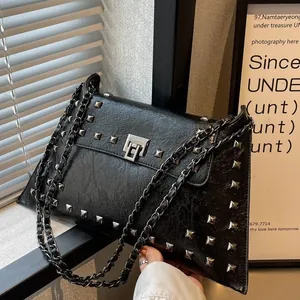 Sac Sous le Bras en Cuir PU Vintage pour Femmes Sac à Bandoulière Carré à Rivets Avec Chaîne Mode Sacoche Bandoulière
