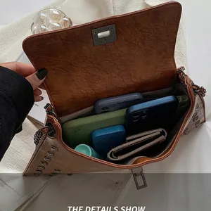 Sac sous les aisselles vintage en similicuir marron avec rivets et intérieur spacieux
