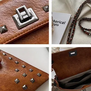 Sac à bandoulière vintage marron avec clous argentés et chaîne en vue quadrillée
