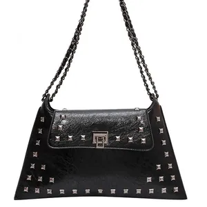 Sac sous le bras noir vintage avec clous carrés argentés et bandoulières en chaîne métallique
