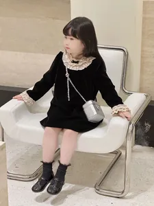 Détails de la robe en velours noir pour fille avec col à volants crème et nœud