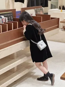 Mini sac à bandoulière matelassé argenté pour filles avec chaîne en décor lifestyle