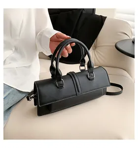 Detailansicht der schwarzen PU-Lederhandtasche mit silbernen Beschlägen und Griff