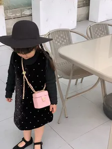 Sac bandoulière matelassé rose pour enfants avec chaîne dorée sur mannequin enfant
