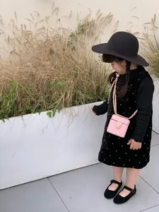 Détail du mini sac boîte rose matelassé avec bandoulière en chaîne dorée pour enfant