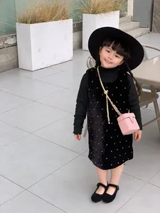 Robe en velours noir à pois pour fille avec mini sac matelassé rose et chapeau chic