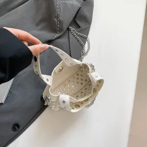 Witte bucket bag met zilveren klinknagels en metalen kettingriem voor dames