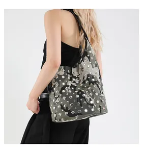 Détail du sac seau clouté avec imprimé camouflage et rivets argentés sur le côté