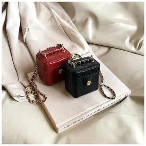 Détails de mini sacs boîte matelassés avec boucles fleurs dorées et chaînes
