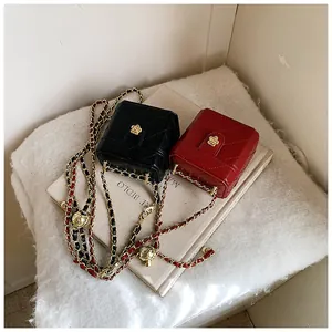 Détails de mini sacs bandoulière matelassés avec fermoirs fleurs dorées et bandoulière chaîne