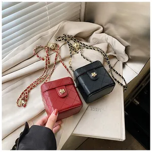 Détail de mini sacs matelassés en cuir rouge et noir avec fermoirs fleurs dorées