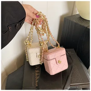 Détail de mini sacs matelassés avec fermoirs rose dorée et chaînes à billes