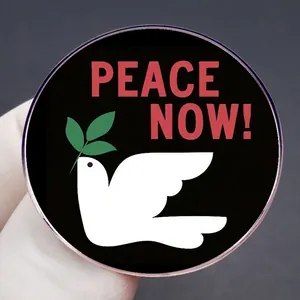 Distintivo tondo con colomba della pace, testo Peace Now e ramoscello d'ulivo nero