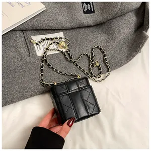 Détail du mini sac boîte matelassé noir avec chaîne à boule dorée ajustable élégante