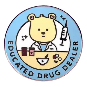 Broche en Émail Ours Docteur en Alliage Educated Drug Dealer Badge Médical Amusant pour Docteurs Infirmières Diplômés Cadeau