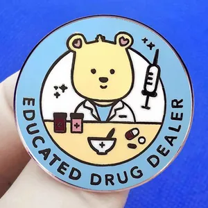 Insigne en émail avec ours médecin jaune et texte Educated Drug Dealer gravé