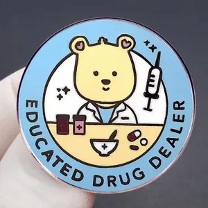 Pin's émaillé ours docteur avec texte Educated Drug Dealer pour personnel médical