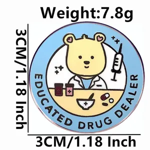 Broche en émail ours docteur avec éléments médicaux et indication de taille 3cm