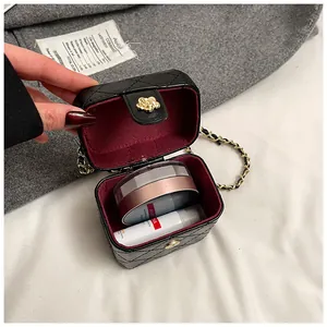 Détail du mini sac matelassé avec fermoir fleur doré et doublure intérieure bordeaux