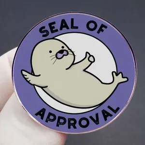 Spilla smaltata divertente Seal of Approval con un simpatico sigillo a cartone