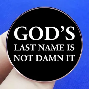 Pin redondo de esmalte negro con frase humorística God's Last Name Is Not Damn It