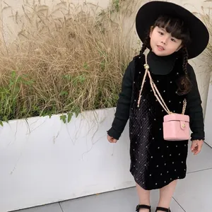 Robe velours fille à paillettes, chapeau assorti et mini sac boîte rose à chaîne dorée