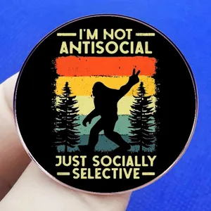 Καρφίτσα Bigfoot με σλόγκαν I'm Not Antisocial σε ρετρό φόντο ηλιοβασιλέματος